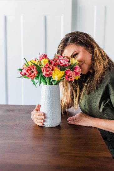 Tiffani Thiessen with flower bouquet in pink and yellow