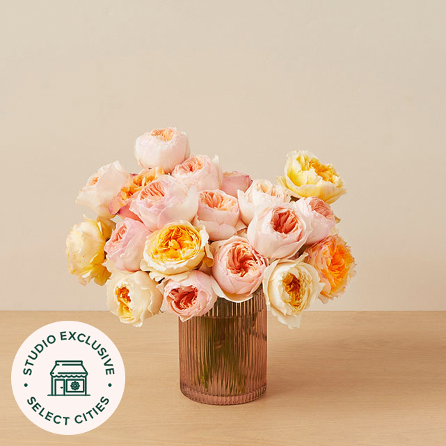 Bouquet with 15 stems of yellow and peachy-pink garden roses.